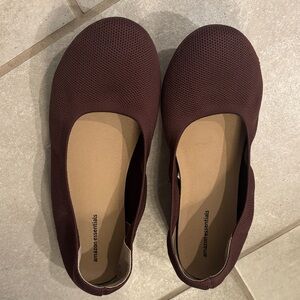 Amazon Essentials Women's Wine Slip-On Knit Ballet Flats